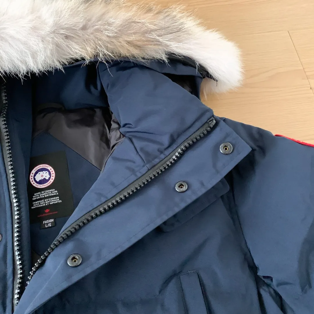 Style number: Y 82 Canada goose/Canada Goose Wyndham M 29 parka down jackets, Authentic original version, you need to compare with Authentic at any time, accessories are all customized from the original factory 💯The fabric is compared to the softness and hardness of Authentic, and can be restored by kneading at will (fabric misunderstanding: fabrics that are not high hardness are waterproof. Only those who buy this year's latest Authentic version will notice the softness and comfort of the fabric) 💯Authentic white duck down synchronized with down, fluffy and not clumping, electronically controlled down filling machine filled with down 💯Customized Authentic YKK military-grade copper core zipper puller, high hardness and no jamming 💯The fur collar is purchased from Western Canada coyote skin and is customized 💯Big goose label, collar label, washed label, tag, zipper cord, pocket label, back label, collar velvet, hook and loop, all details of cuffs are updated simultaneously with Authentic. The best version, the most complete color matching, the fighter in the world 29 battles all kinds of world goods Size: XS-XXL Color: Black red label Black black label Gray red label Gray black label Rice White Navy Blue color